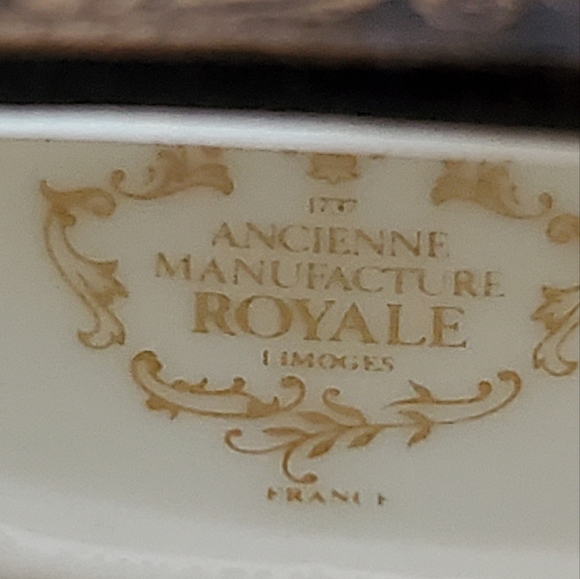 LIMOGES FRANCE HANDPAINTED PORCELIN HINGED TRINKET BOX - HEART WITH FLOW… - Picture 7 of 7